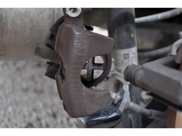 A l'aide d'un repousse piston, écarter ce dernier pour pouvoir installer les nouvelle plaquettes de frein.