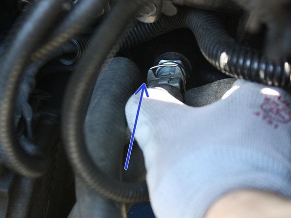 Finir le serrage modéré à la clé à pipe.