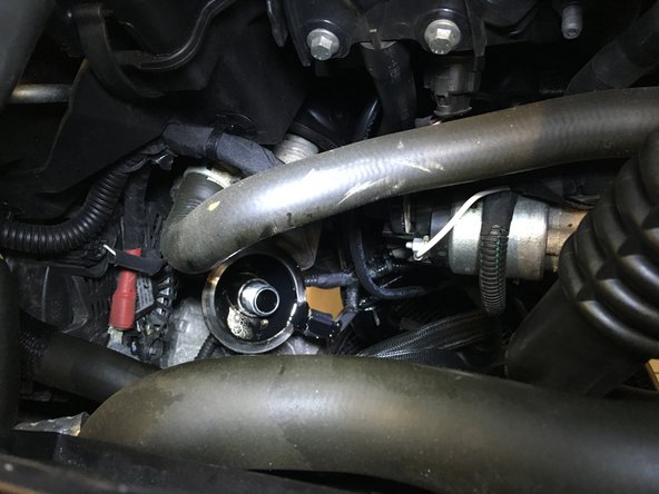 Monter le nouveau filtre à huile en prenant soin de lubrifier le joint avec de l'huile de vidange avant le montage