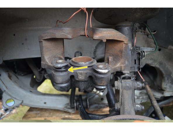 Attachez l'étrier au ressort de suspension à l'aide d'un câble.