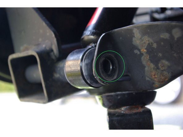 Commencer par approcher la vis du haut (15) en ayant veillé à mettre du frein filet sur celle-ci