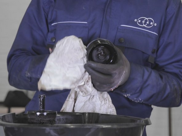 Nettoyer la cloche du filtre avec un chiffon