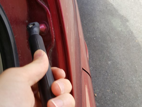 Pousser le vérin pour le clipser dans la rotule.