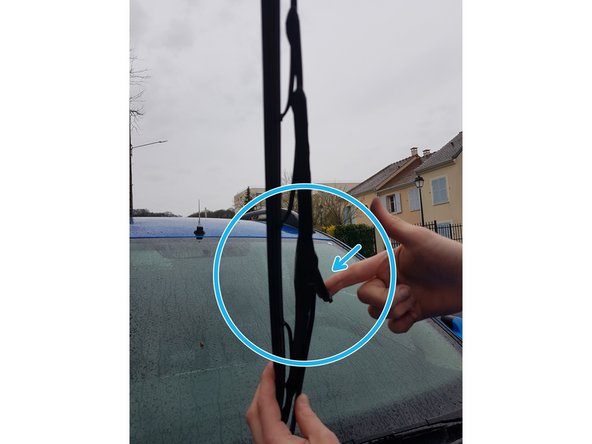 L'essui glace est désormais inséré, refermer le petit clips.