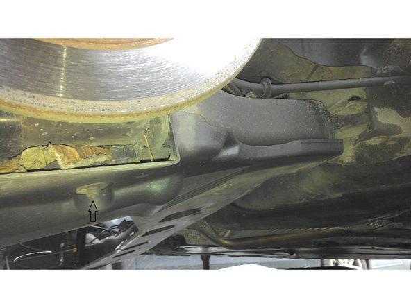 Retirez le cric. Remettez le cache en dessous de la coupelle. Serrez la vis étoile à un couple de 8Nm. Remettez les agrafes.