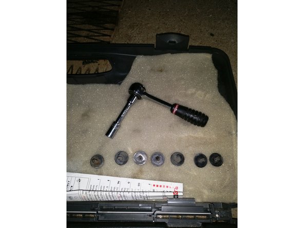 Dévisser les vis à l'aide d'un cliquet et d'une douille de 6