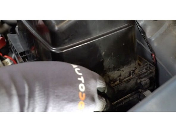 Étape 10 Réinstallez le couvercle du filtre à air. Fixez-le.