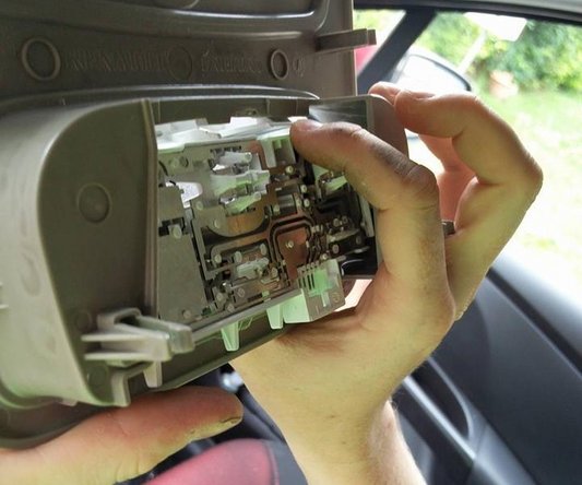 
To do this, you will need to press the 2 clips that hold the support then push the module to remove it.
