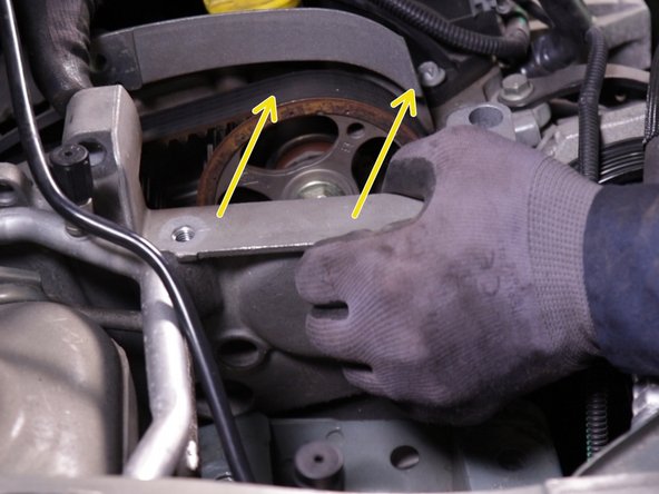 Jouer avec le cric afin de faciliter la sortie des vis et extraire le carter en aluminium