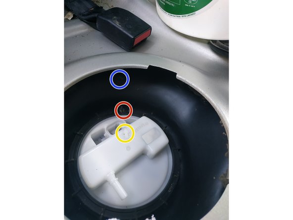 quand le repère du couvercle (en rouge) est aligné avec le repère du réservoir (en bleu) et le repère de la pompe (en jaune), le serrage est bon