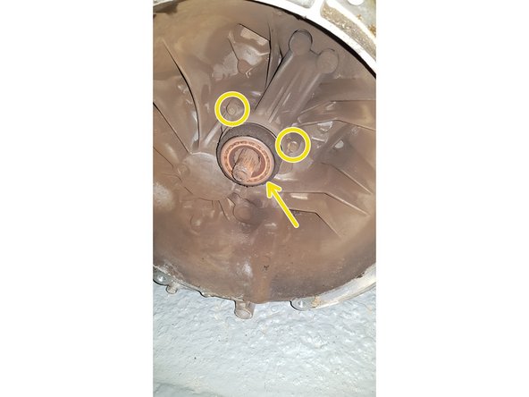 Retirez les 3 vis qui maintiennent la butée sur la boîte.