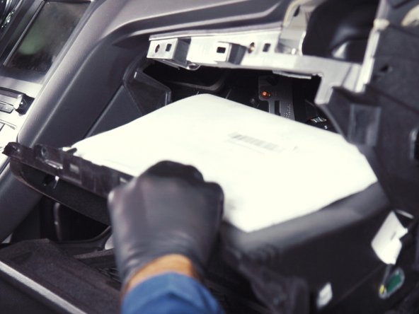 Tirer sur la boite à gant pour la sortir