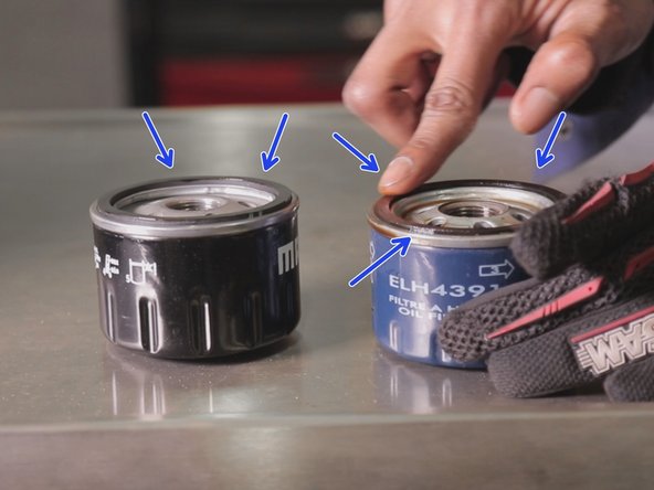 Lubrifier avec un peu d'huile autour du  joint du filtre à huile