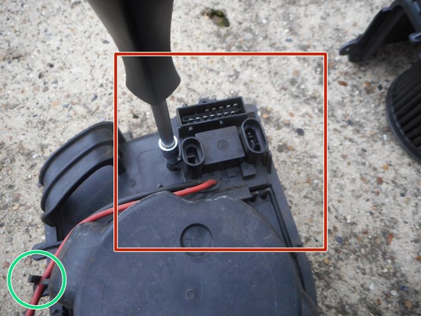 On fixe la résistance avec une douille de 6mm (on récupère la vis sur le vieux modèle)