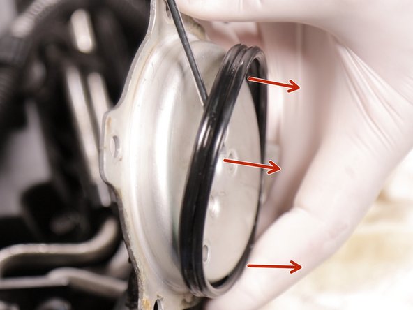 Retirer le joint placé autour du couvercle du boitier