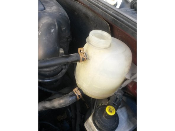 Faire cette manipulation afin qu'il n'y ai  plus de liquide de refroidissement qui coule