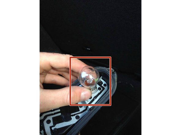 Appuyer sur l'ampoule puis faites la pivoter d'un côté puis tirer vers vous.