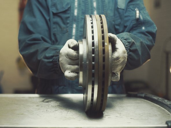 Comparer les dimensions des nouveaux disques avec les anciens ainsi que le nombre de trous pour les vis de maintient