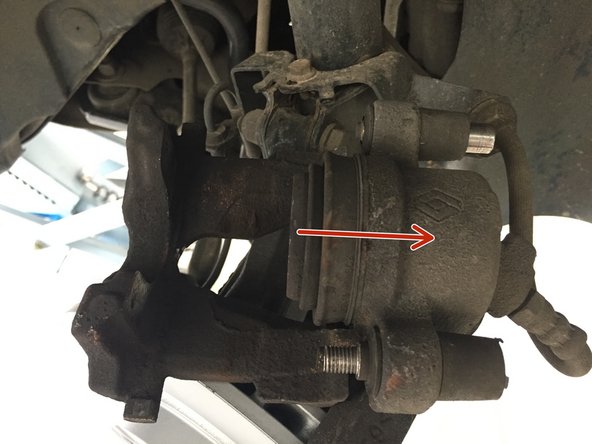 Repousser le piston à l'aide de la pince multiprise