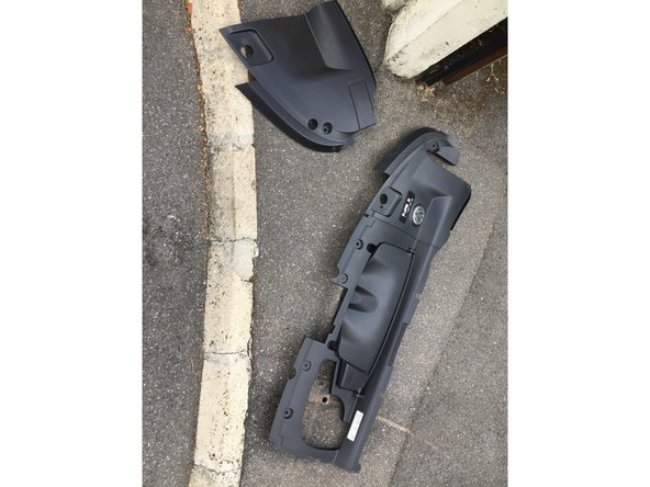 Dévisser les vis du cache anti bruit moteur . Le soulever légèrement et le tirer vers soi.