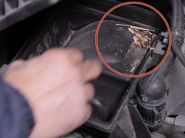 Retirer les détritus se trouvant dans la boite à air avec une soufflette ou à la main afin de ne pas salir le nouveau filtre