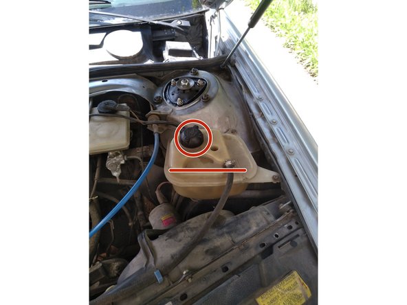 Dévisser le bouchon du bocal, remplir de liquide jusqu'au niveau indiqué