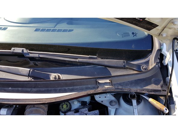 Avec une douille de 16mm, retirez les écrous.