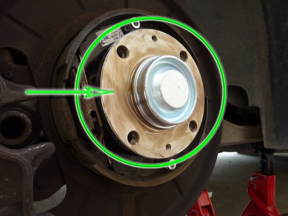 Appliquer un léger film de graisse au cuivre sur le moyeu afin de faciliter un futur démontage (repère vert).