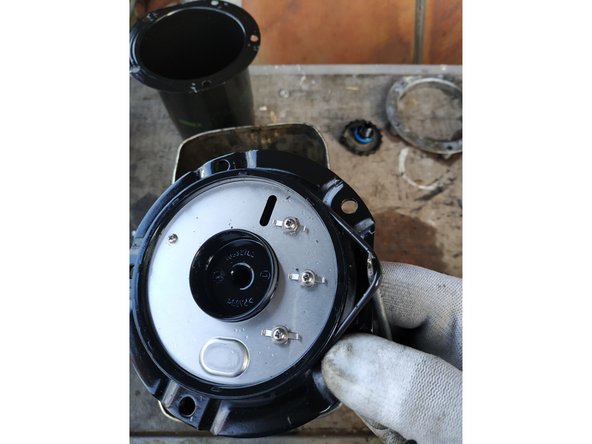 retirer le joint torique du couvercle à l'aide d'un petit tournevis plat