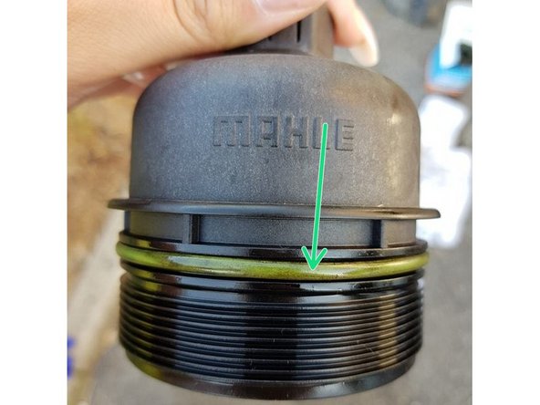 Mettre en place le nouveau joint (fourni avec le filtre à huile) sur la cloche, enduire celui-ci avec un peu d'huile neuve.