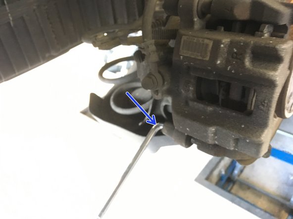 Dévisser les deux vis à l'aide de la clé BTR de 7