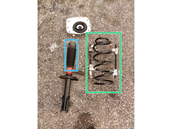 Comprimer le ressort à l'aide d'un outil adapté