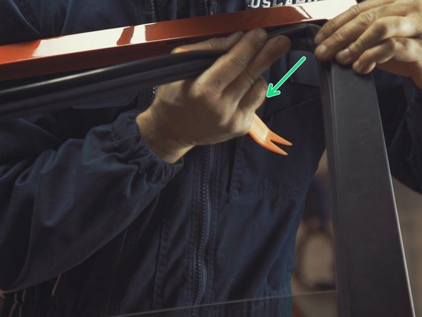 
Continue to release the seal in the corner of the door
