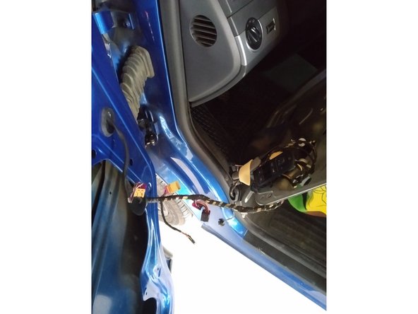 Faire glisser au maximum le faisceau dans le trou ou passe l'arrivé du faisceau à droite, sans l'enlever complètement. Puis, poser la doublure à l'intérieur du véhicule.