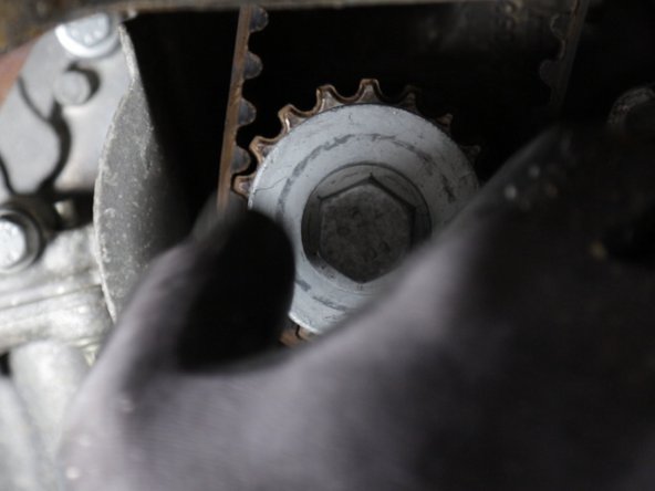 Repositionner la vis sans la poulie puis serrer