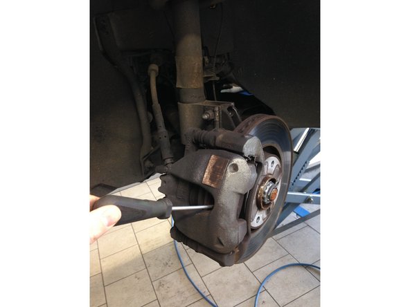 Repousser le piston à l'aide d'un tournevis plat.