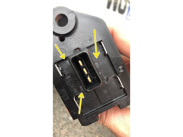Repérer les 3 ergots afin de rebrancher correctement la connectique