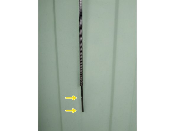 Il vous faudra utiliser un entonnoir et verser l'huile très lentement pour éviter qu'elle ne déborde.