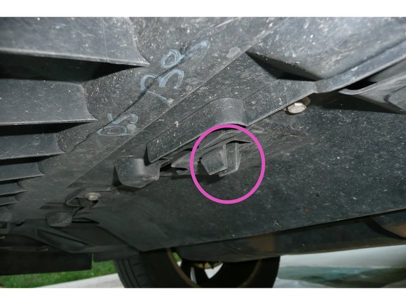 Un système astucieux de clipsage permet de retenir la plaque en place, même après retrait des six vis.