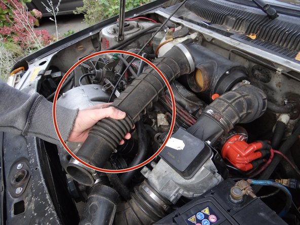 Desserrer les circlips puis retirer le conduit pour accéder au câble