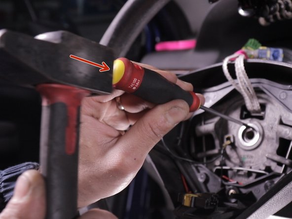 Afin de faciliter la repose du volant, effectuer un marquage sur le volant afin de le remettre parfaitement droit comme à la dépose