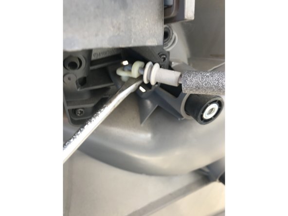 Une fois le panneau de porte déposé déboîter le câble de commande d'ouverture en faisant levier avec un tournevis à tête plate de taille moyenne.