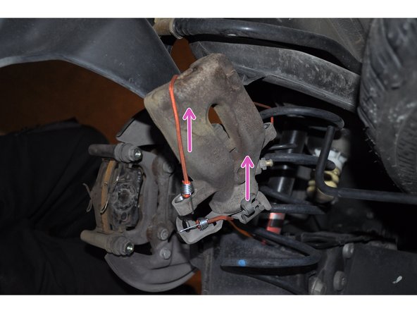 Attention à ne pas tordre la conduite de liquide de frein