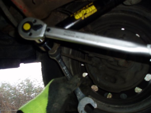 Serrer les écrous inférieurs des amortisseurs gauche et droit au couple de 15 Da N.m