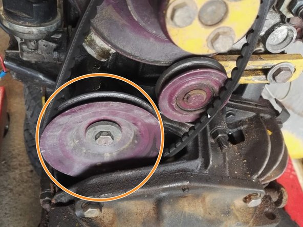 Déposer la poulie de l'arbre à came