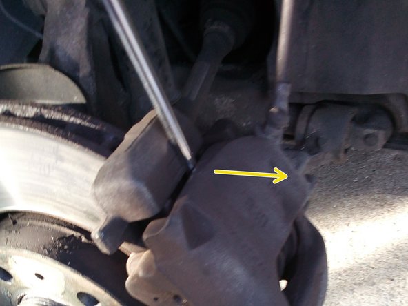 Déboitez l'étrier à l'aide d'un tournevis plat en faisant levier.