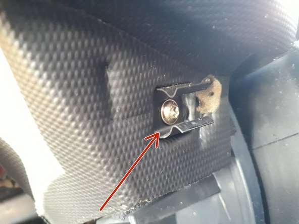 pour remettre le cache il faut le clipser dans les 2 agrafes de chaque coté du volant