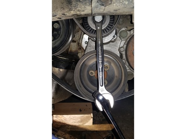 Tout en gardant le galet en position détendue retirez la goupille.