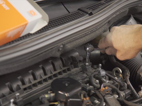 Revisser les deux vis de la boite à air avec le cliquet et l'embout Torx T25