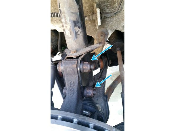 Il faut maintenant désacoupler l'amortisseur du pivot.